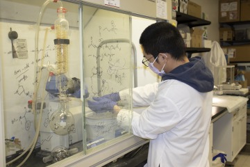 Student in the lab working with chemical compounds. 